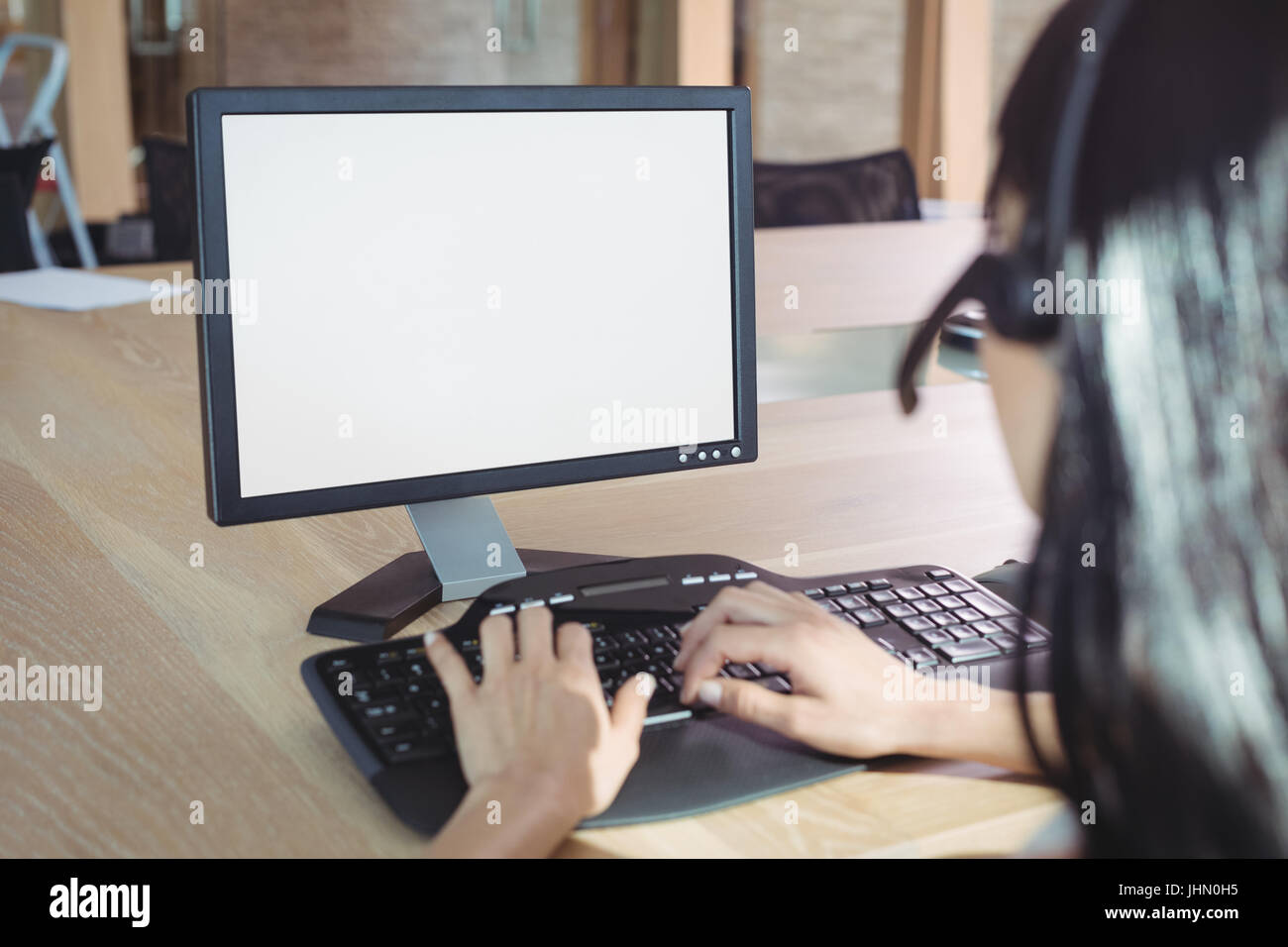 Zugeschnittenes Bild der Geschäftsfrau arbeiten am Computer am Schreibtisch im Call-center Stockfoto