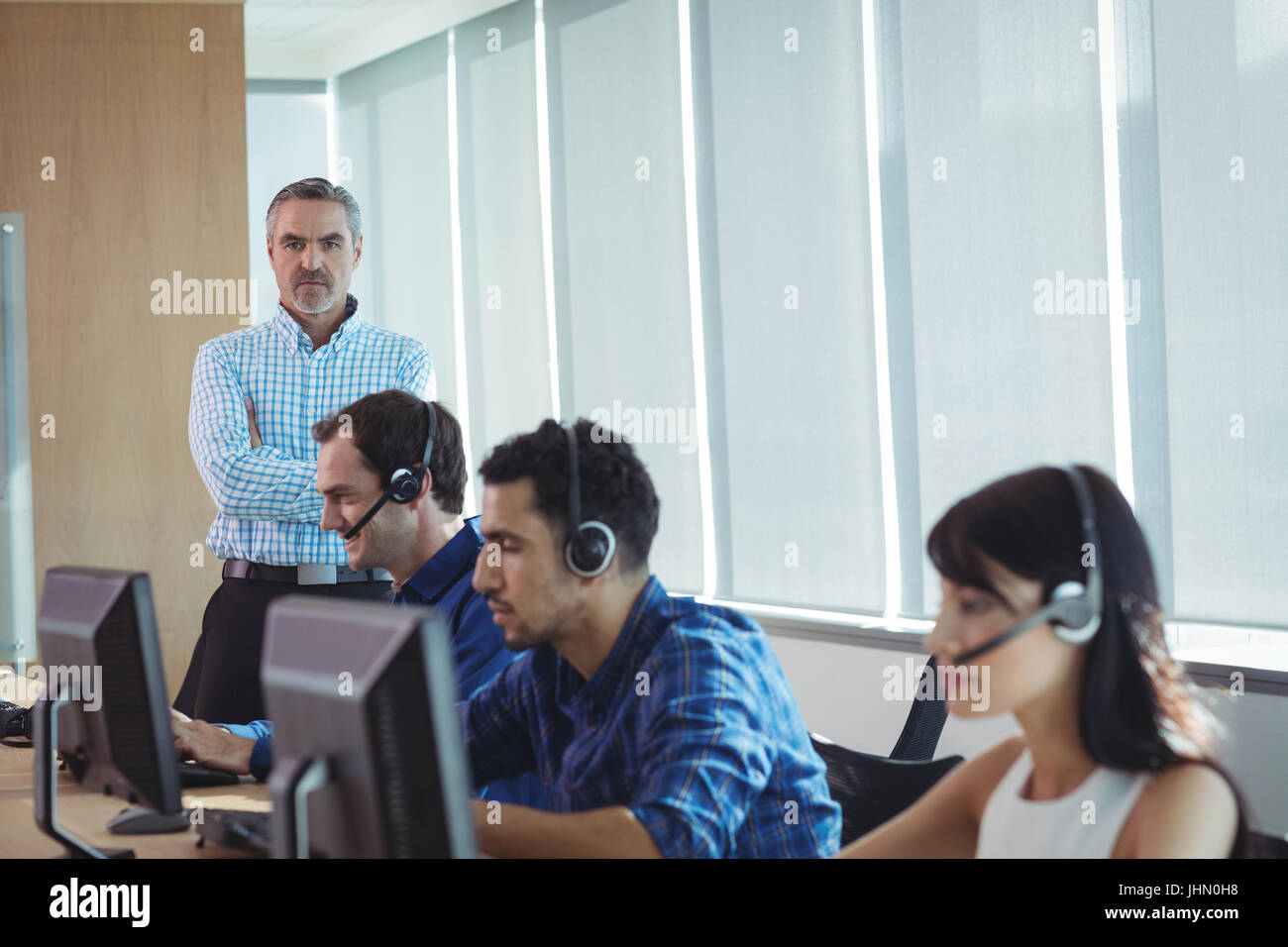 Porträt der Supervisor mit Business-Team arbeiten am Schreibtisch im Call-center Stockfoto