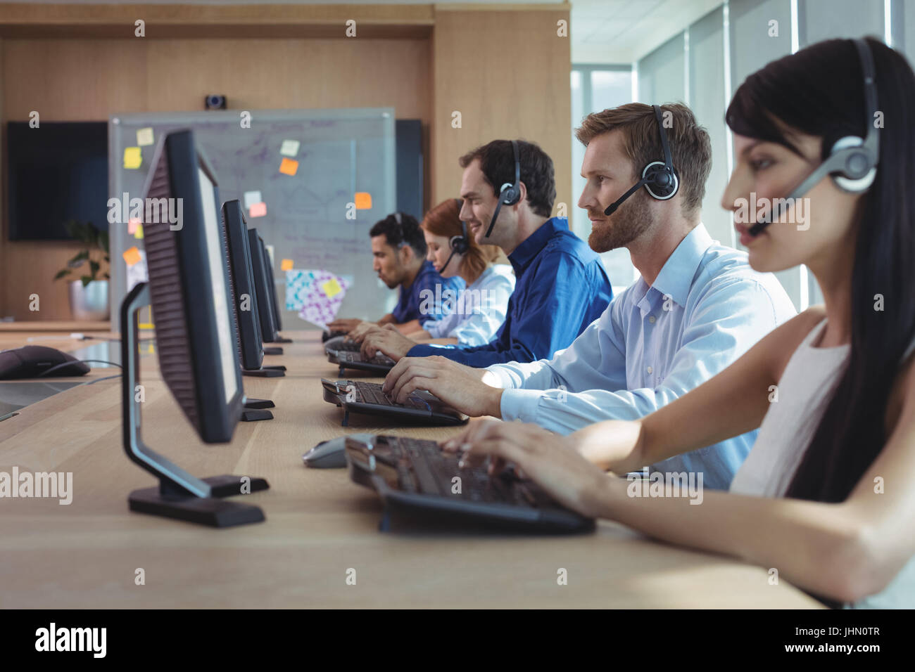 Mitarbeiter an Rezeption im Call-center Stockfoto