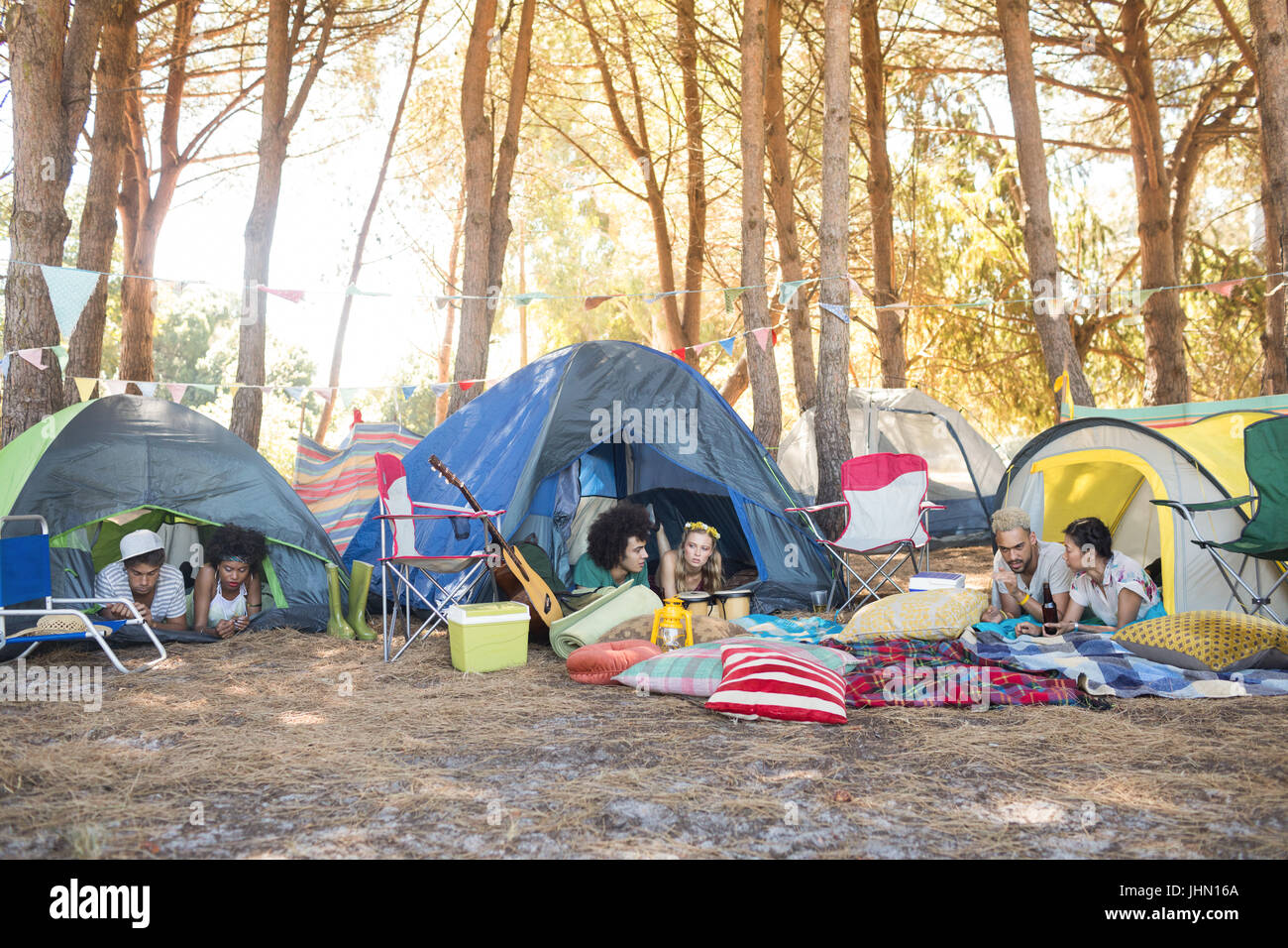 Paare, die Entspannung in Zelten auf Campingplatz Stockfoto