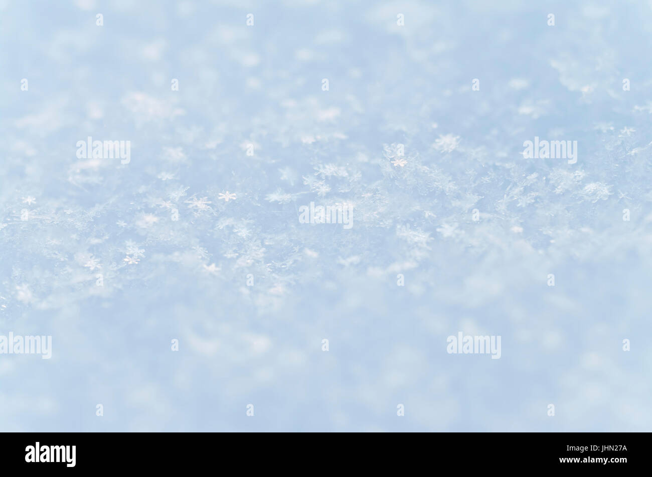 hellblauen Hintergrund Makro Bild der oberen Schicht Schnee mit separates Schneeflocken sichtbar Stockfoto
