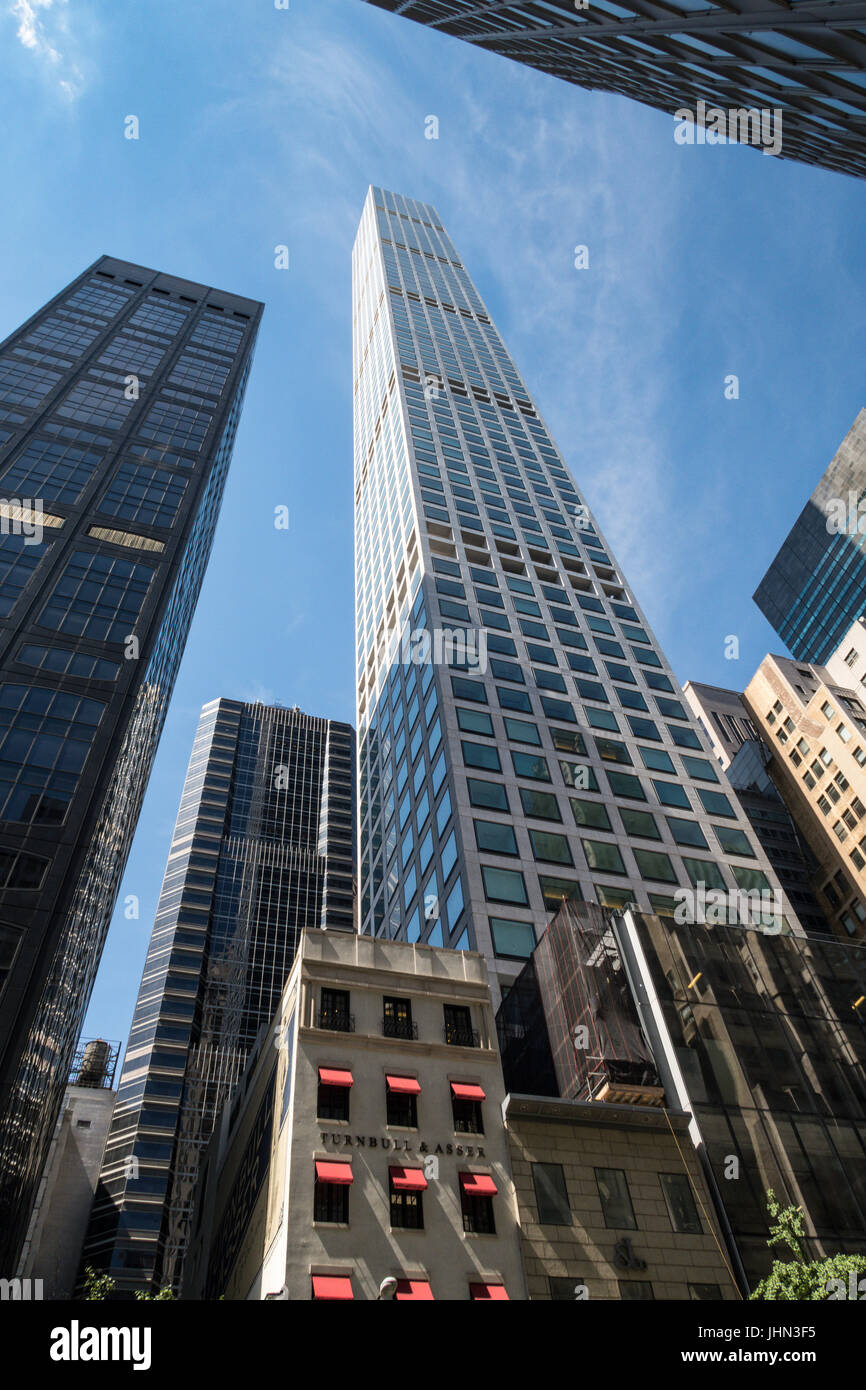 Looking Up bei 432 Park Avenue von 57th Street mit Turnbull & Asser Schaufenster im Vordergrund, NYC, USA Stockfoto