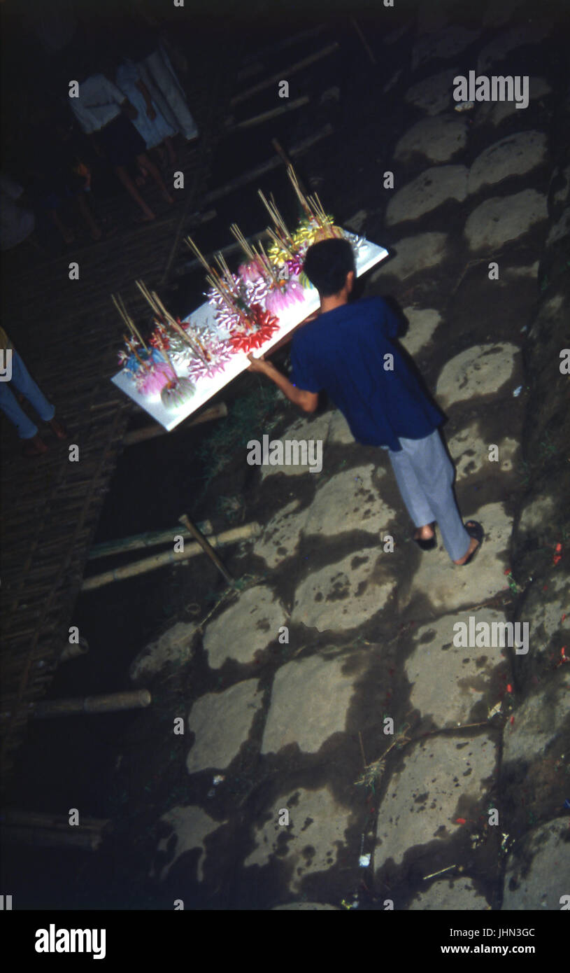 Loy Krathong; Handel mit; Vereinbarungen; Blüten; Blätter; Kerzenlicht; Thailand Stockfoto