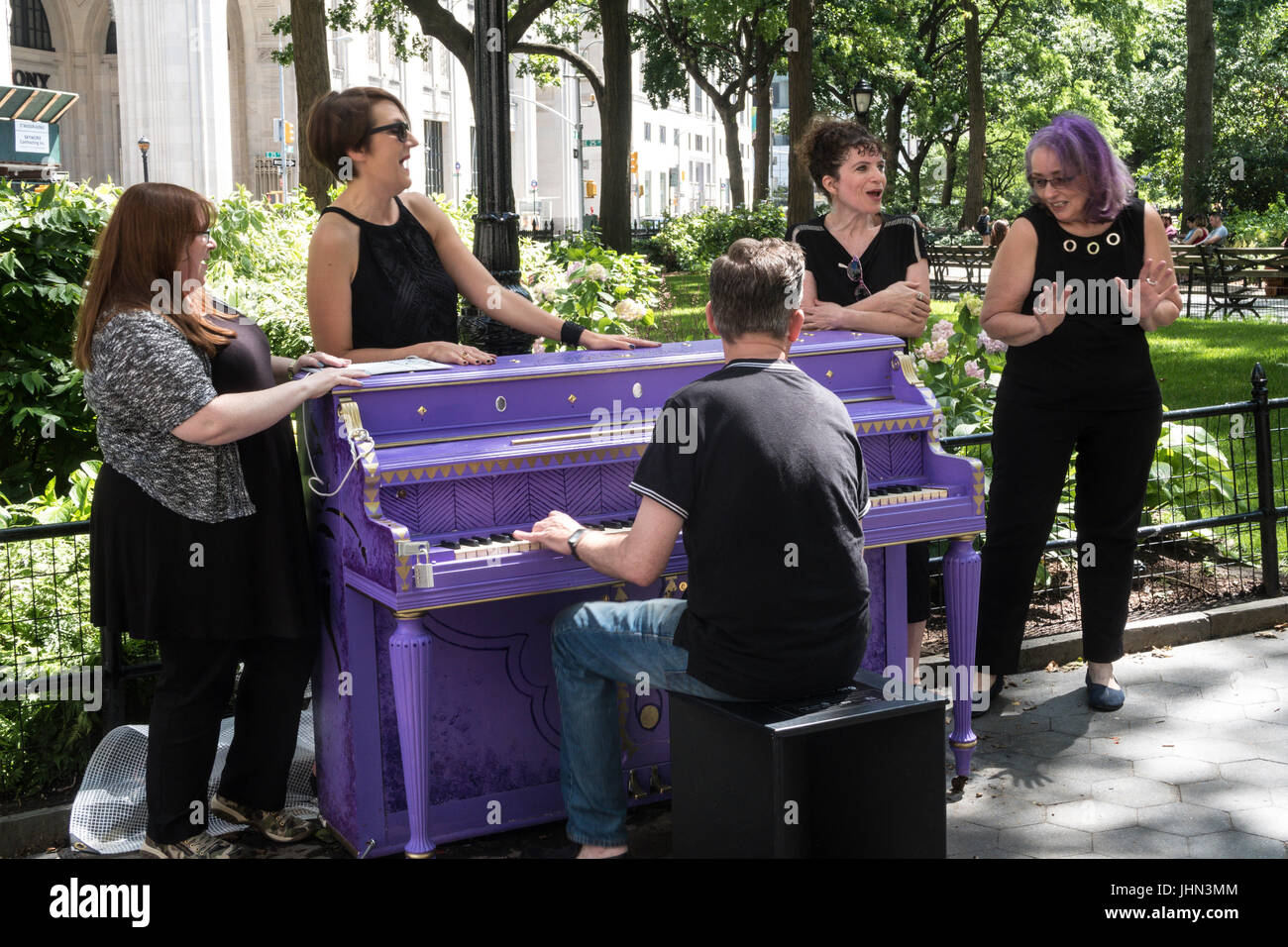 Gruppe singen bei gemalt Klavier, singen für Hoffnung jeden, NYC, USA Stockfoto