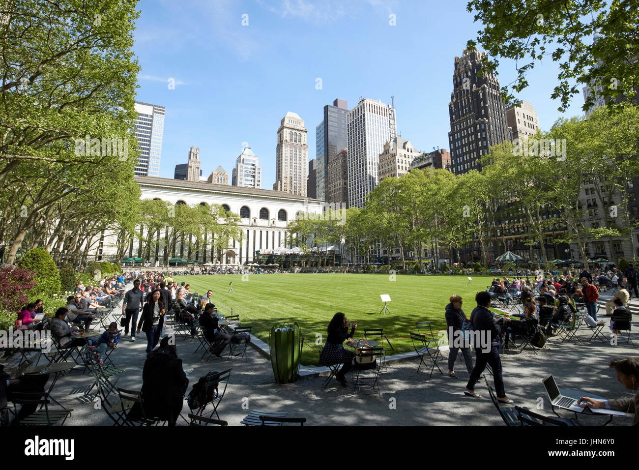 Der Rasen im Bryant Park in New York City USA Stockfoto