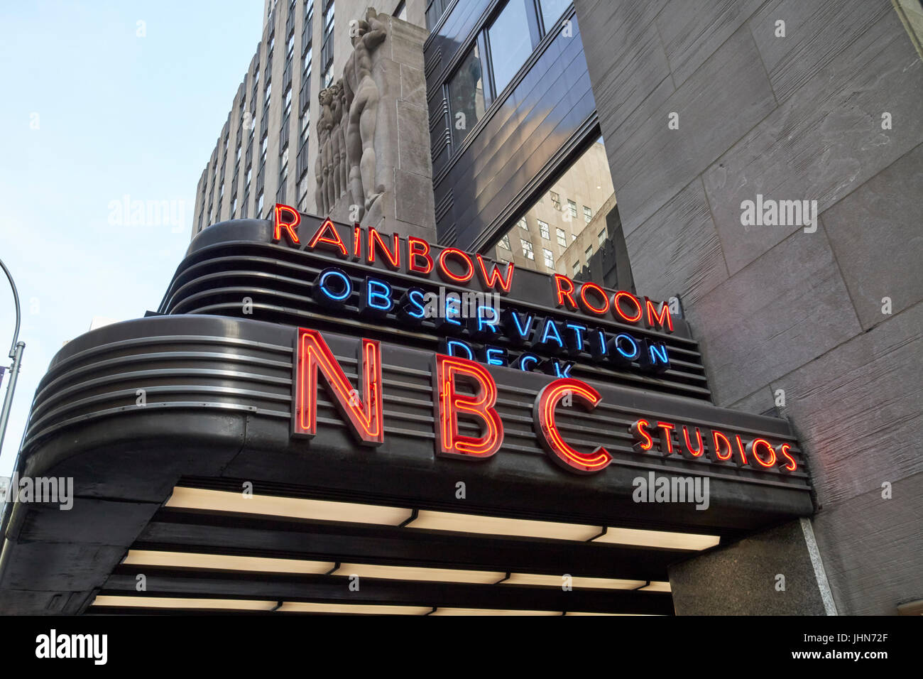 Zeichen für Nbc Studios und Regenbogen Zimmer Observation Deck Comcast Gebäude New York City USA Stockfoto