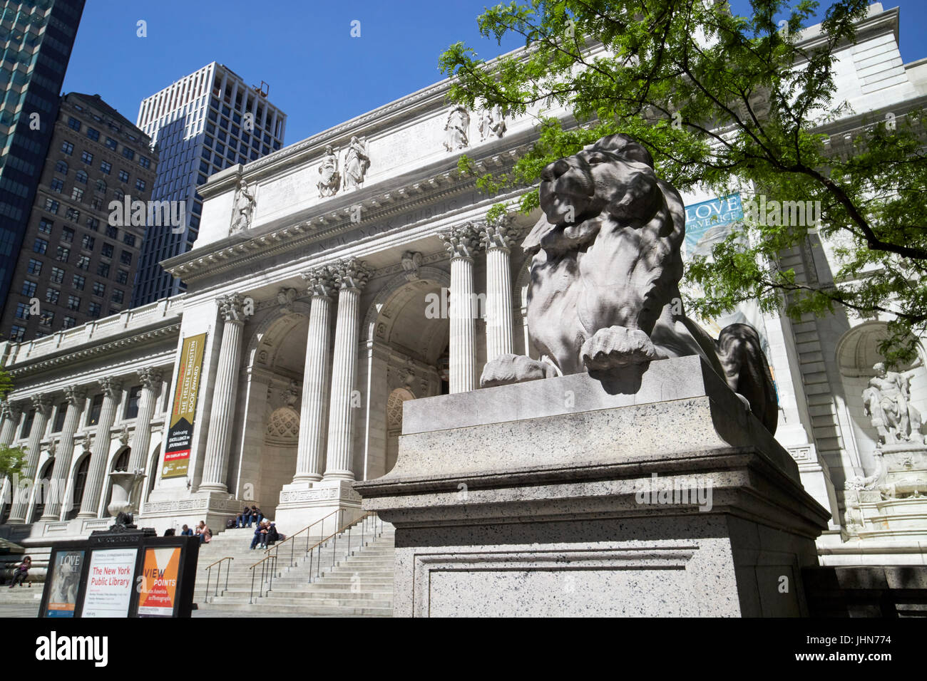 Lion außerhalb der New York Public Library building New York City USA Stockfoto