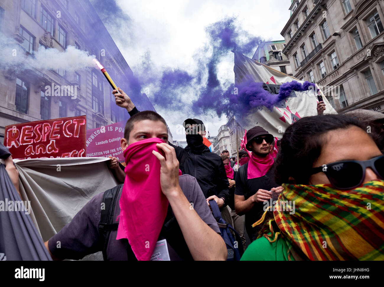 Tausende marschieren durch die Londoner auf gegen Sparpolitik und loswerden Theresea Mai und konservative Regierung Demonstration 1. Juli 2017 Stockfoto