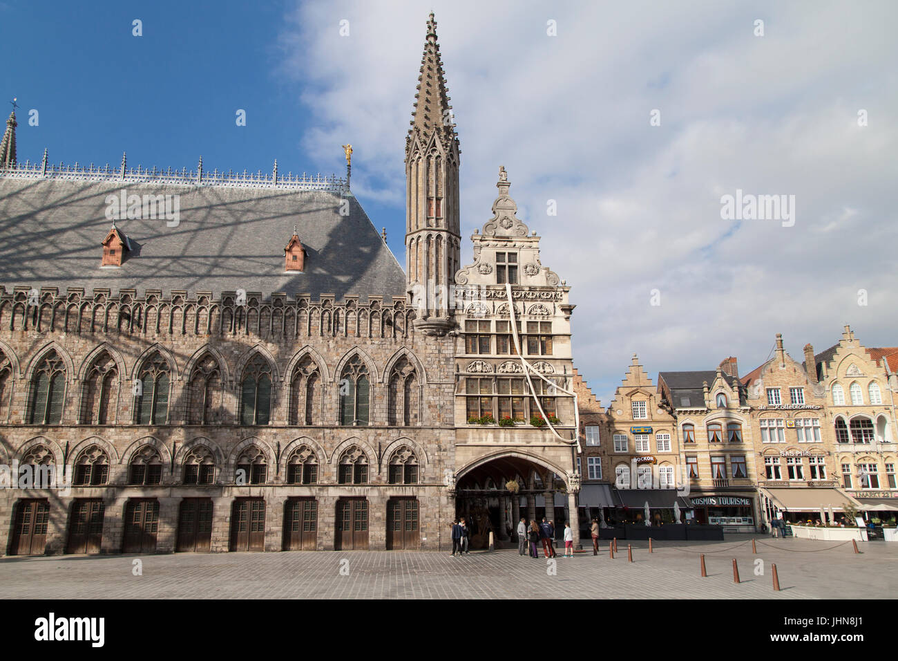 Grote Markt von Ypern, Westflandern, Belgien Stockfoto ...