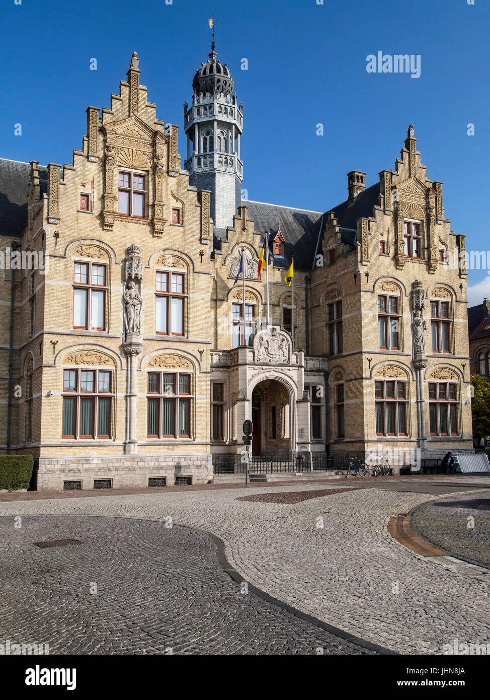 Gebäude des Gerichtshofs auf dem Marktplatz von Ypern, West-Flandern, Belgien. Stockfoto