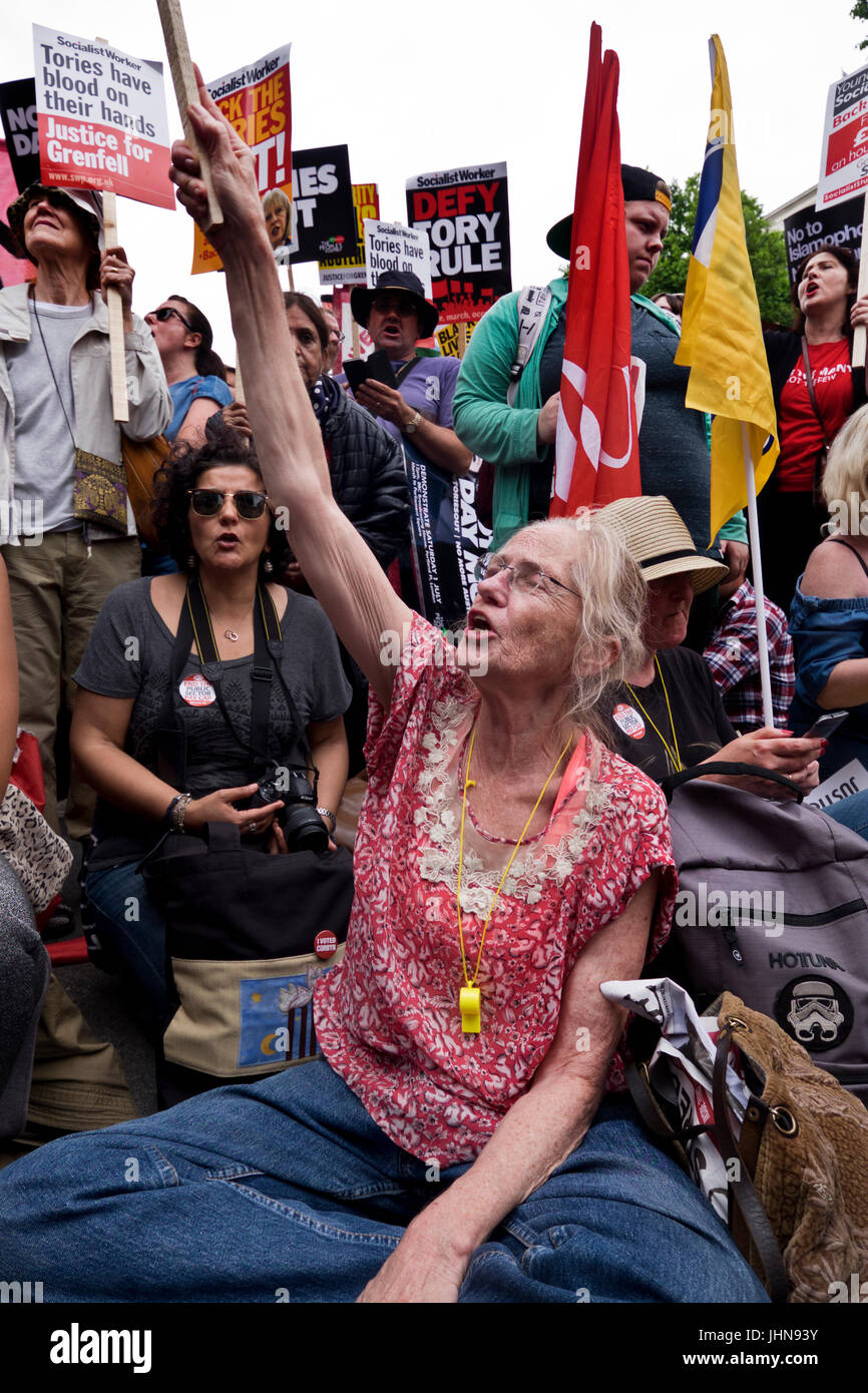 Tausende marschieren durch die Londoner auf gegen Sparpolitik und loswerden Theresea Mai und konservative Regierung Demonstration 1. Juli 2017 Stockfoto