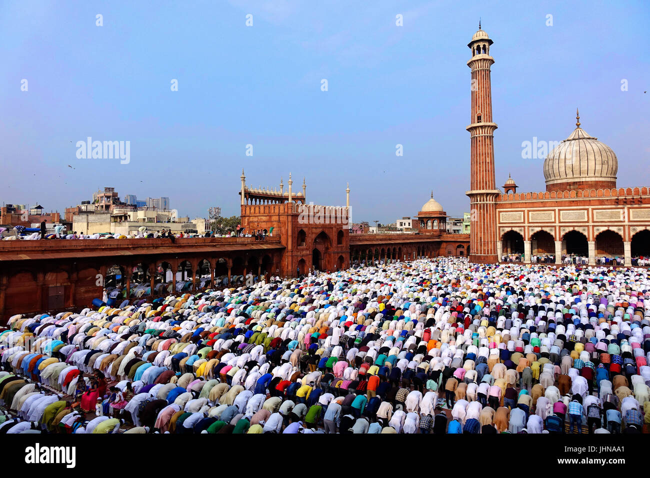 Masse der vielen muslimischen Menschen beten Namaz anlässlich des Eid-Al-Fitr in Alt-Delhi Moschee Jama masjid Stockfoto