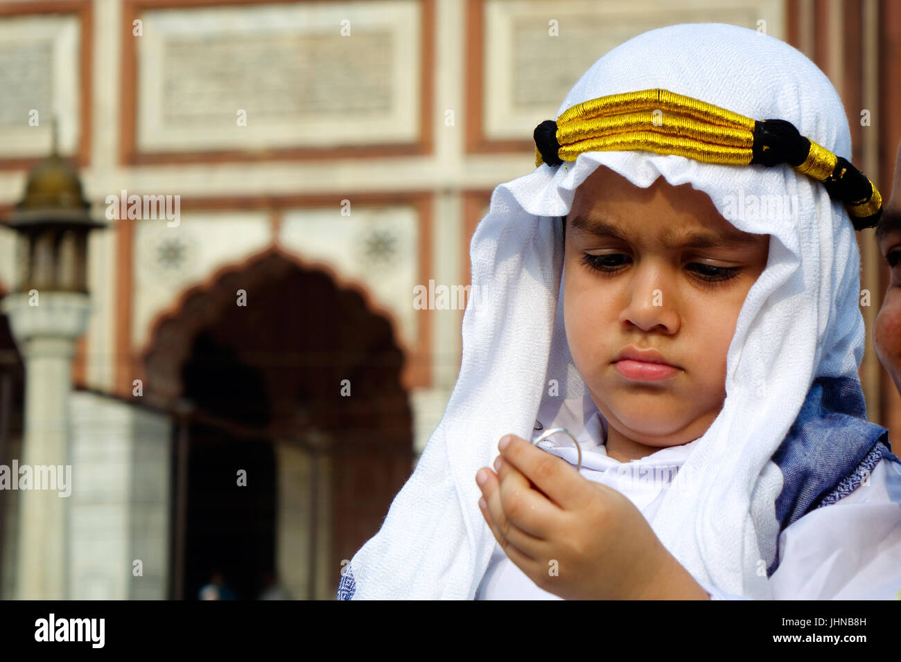Eine adorable muslimische Kind gekleidet in arabischen Scheich Kostüm oder Outfit und genießen auf anlässlich des Eid Al Fitr Stockfoto