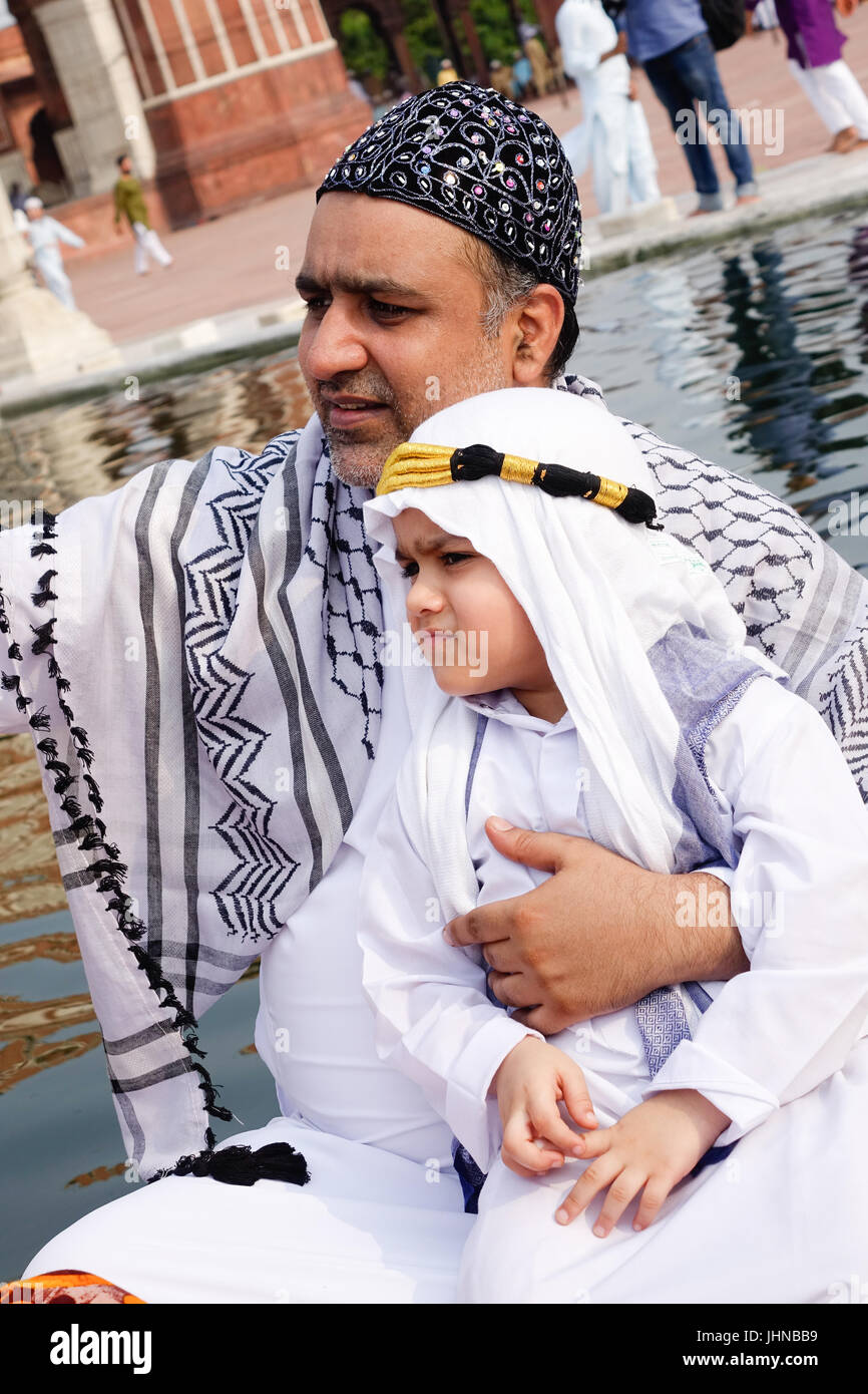 Eine adorable muslimische Kind gekleidet und arabischen Scheich Kostüm oder Outfit und unter selfie mit Vater Feiern genießen anlässlich des Eid Al Fitr Stockfoto