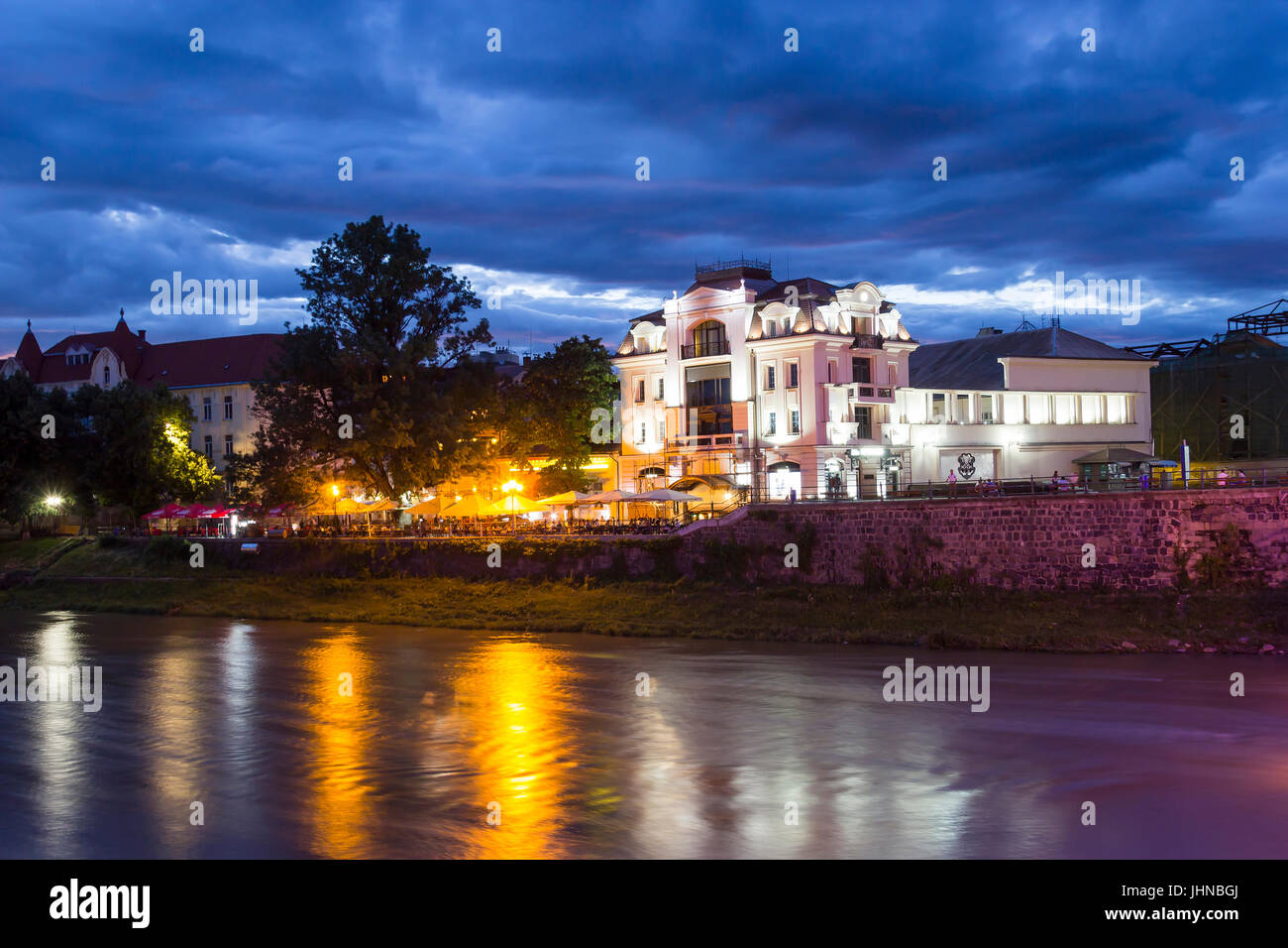 Fluss Uzh und Theater Platz (Teatralna) am Abend, Uzhgorod, Ukraine Stockfoto