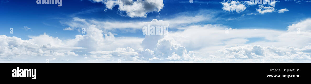 Blauen Wolkenhimmel panorama Stockfoto