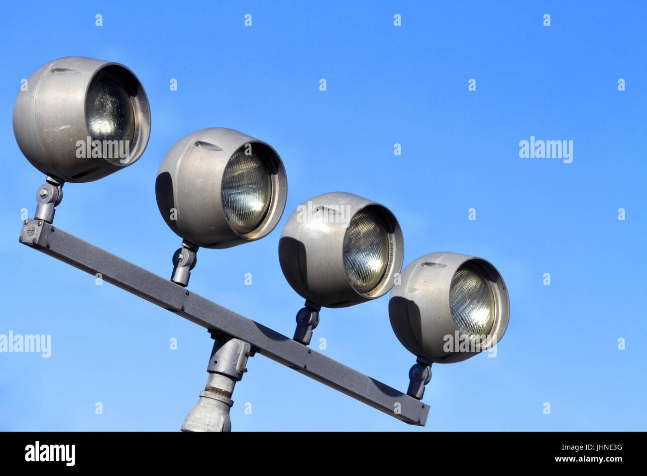 Eine Reihe von vier Outdoor-unbeleuchteten Metall Strahler auf einem Ständer. Stockfoto