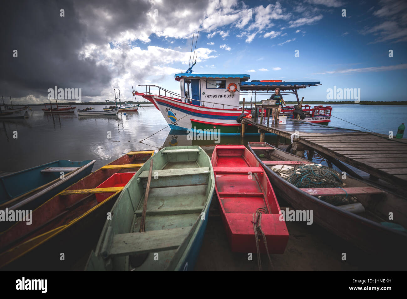 Barra do Sul, Santa Catarina, Brasilien - 8. Juli 2017: Angelboote/Fischerboote vertäut am Strand. Stockfoto