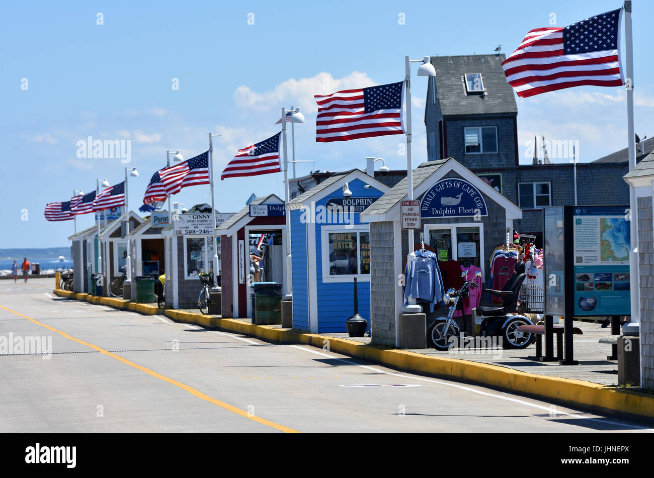 Ticket-Automaten für Bootsfahrten entlang einem Pier in Provincetown, Massachusetts auf Cape Cod, USA Stockfoto