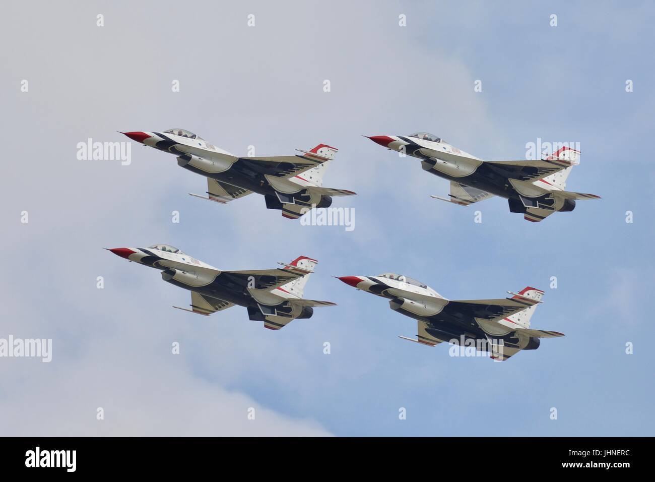 In der Nähe vier Thunderbirds f-16 Fighting Falcons fliegen in Ausbildung an der Royal International Air Tattoo Stockfoto