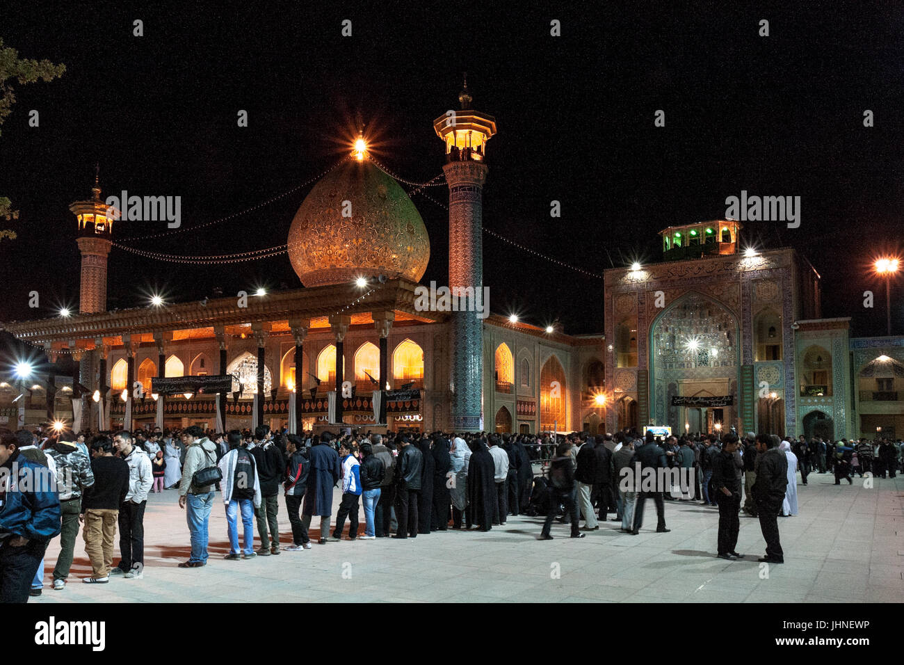 SHIRAZ, IRAN - Januar 2: Menschen besuchen Hof des Shah Cheragh Moschee am 2. Januar 2009 Shiraz im Iran. Menschen von Shiraz während 2 sehr wichtige d Stockfoto