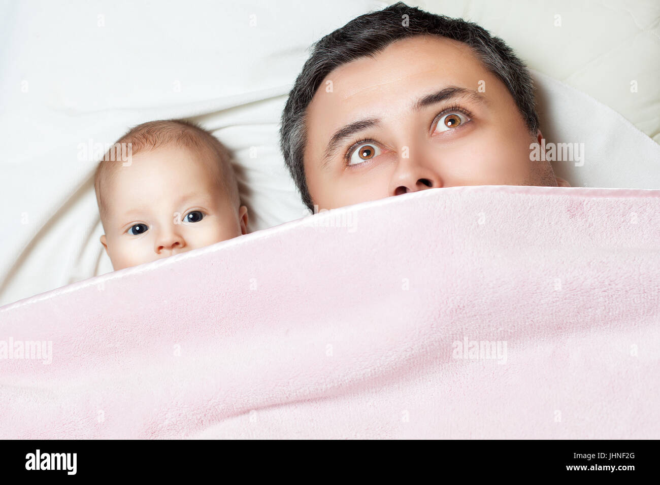 Vater und seinem Babymädchen sind mit einer Decke abgedeckt. Stockfoto