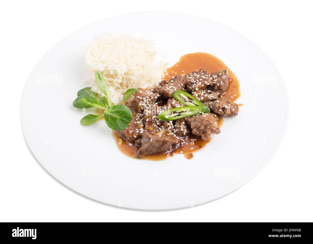 Rinderfilet mit Reis in Austernsauce mit Feldsalat und Sesam. Isoliert ...