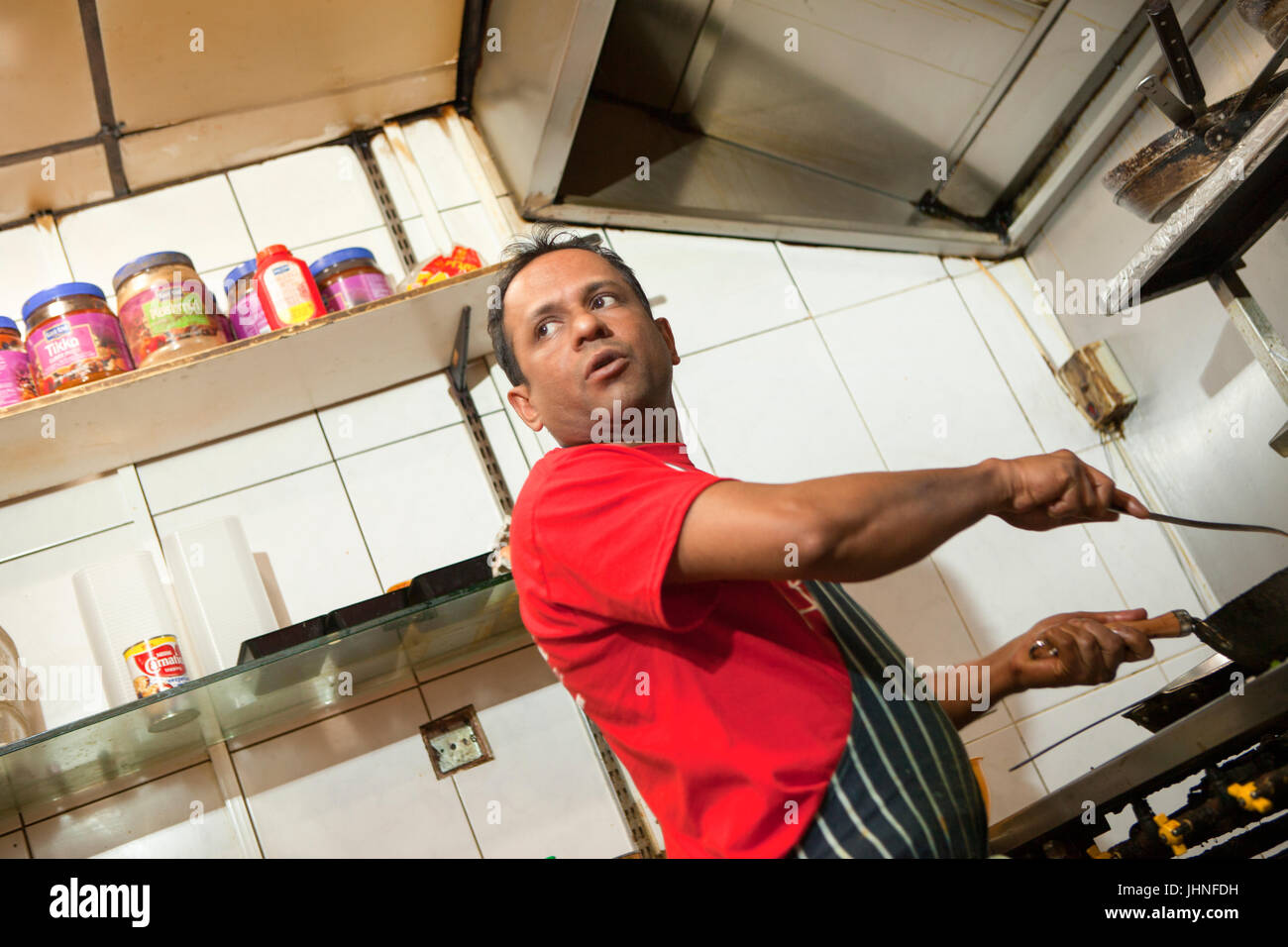 Mitarbeiter vorbereiten, Kochen und servieren eine Auswahl von englischen und Bengali Mahlzeiten im Shazanz Kebab House in Lozells, Birmingham, UK Stockfoto