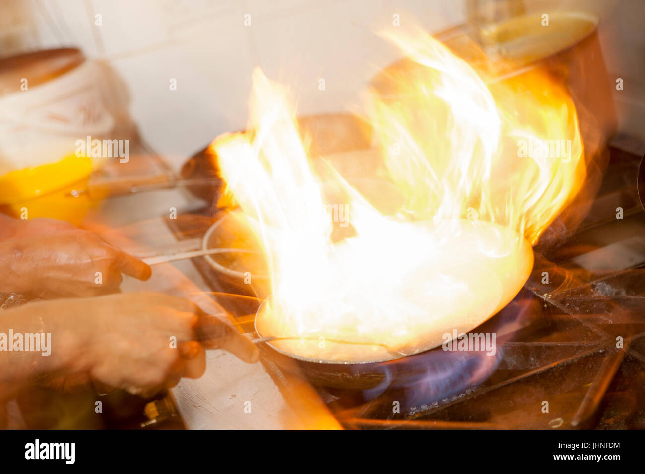 Mitarbeiter vorbereiten, Kochen und servieren eine Auswahl von englischen und Bengali Mahlzeiten im Shazanz Kebab House in Lozells, Birmingham, UK Stockfoto