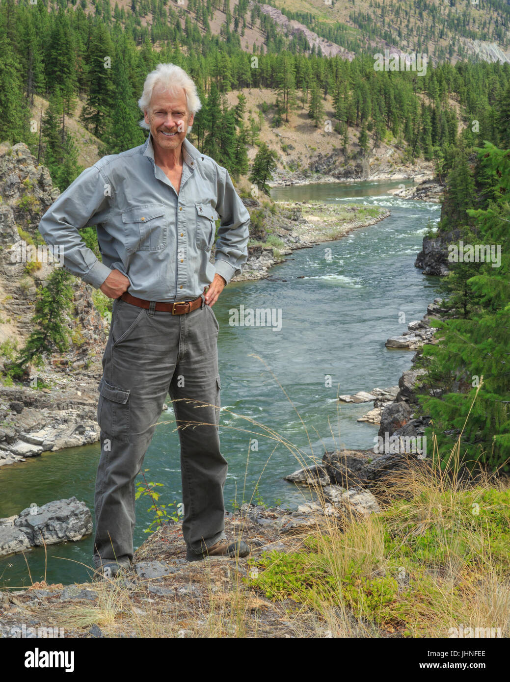 Selbstporträt von Johannes Lämmer über Alberton Schlucht am Clark Fork River in der Nähe von Alberton, montana Stockfoto