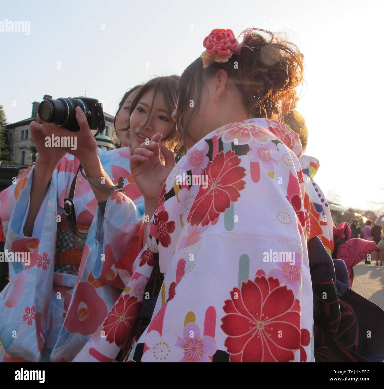 Japanische Mädchen machen Fotos Stockfoto