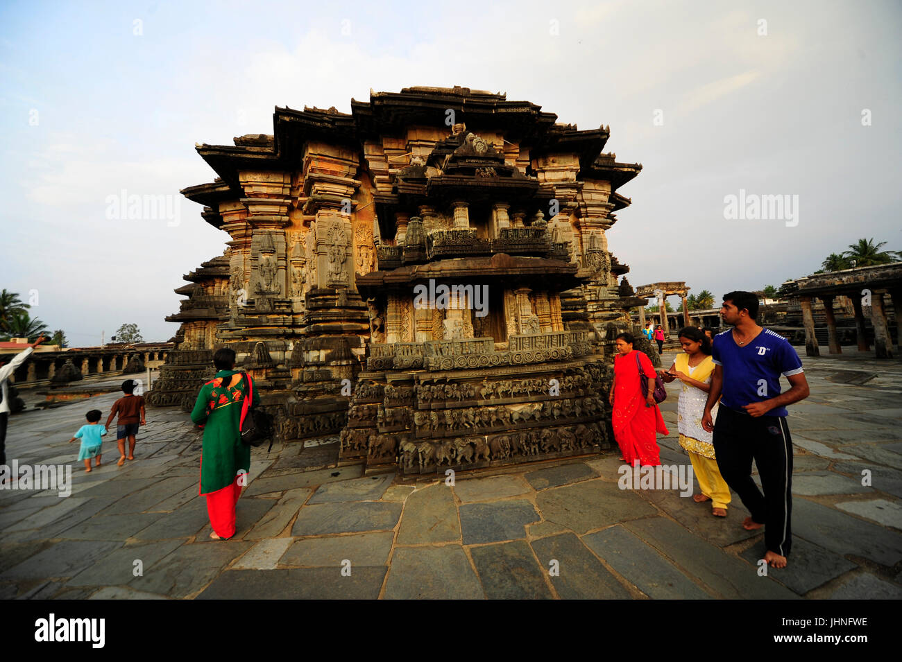 Indische Besucher Chennakeshava-Tempel, Belur, Karnataka, Indien Stockfoto