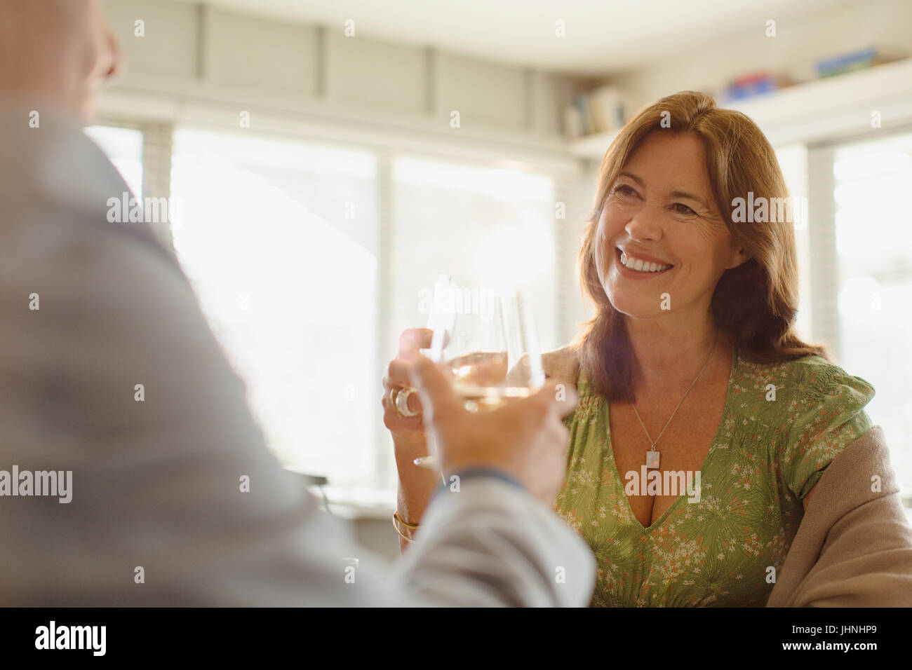 Lächelnde paar Toasten Wein Gläser im restaurant Stockfoto