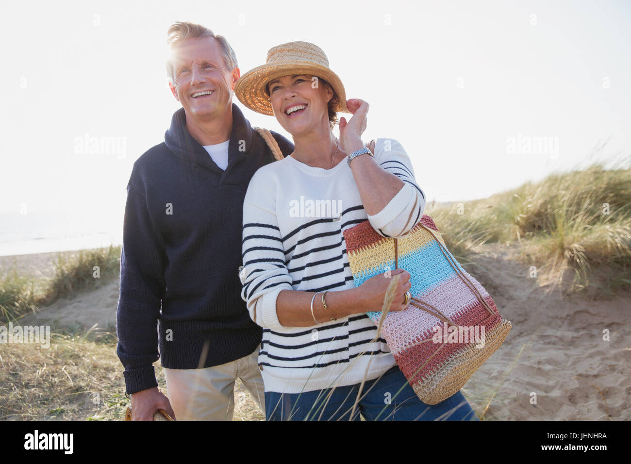 Lächelnde älteres Paar am Sonnenstrand Stockfoto