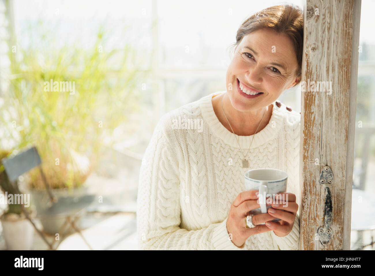Porträt lächelnd Reife Frau Kaffee trinken Stockfoto