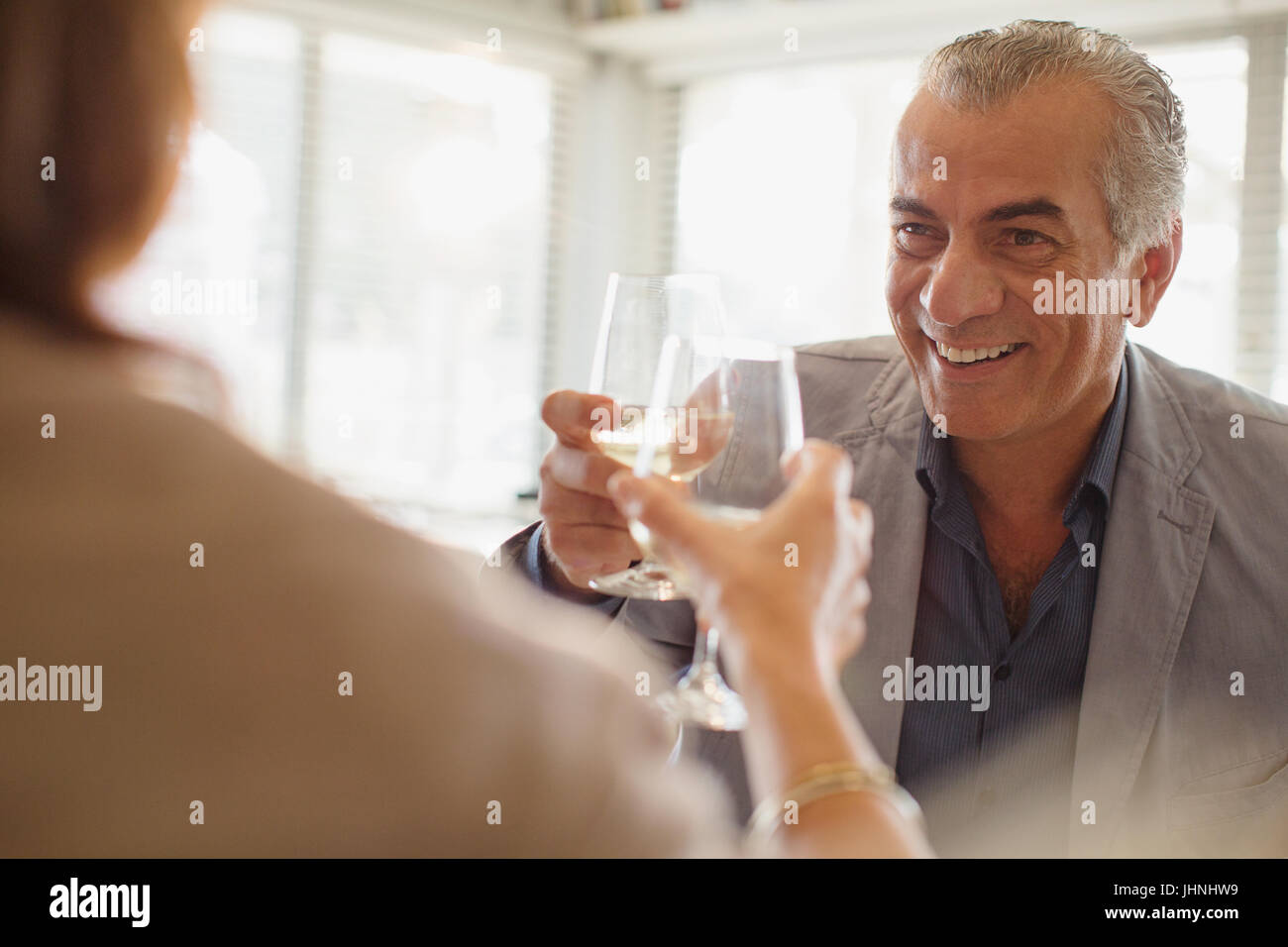 Lächelnder senior Mann trinken Wein, toasten Weingläser mit Frau im restaurant Stockfoto