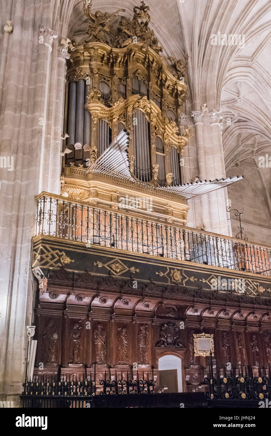 Barock-Orgel des XVIII Jahrhunderts wirkt von Diego López und Anselmo Espinar platziert gegenüber dem Hauptaltar der Kathedrale in Almeria Stockfoto