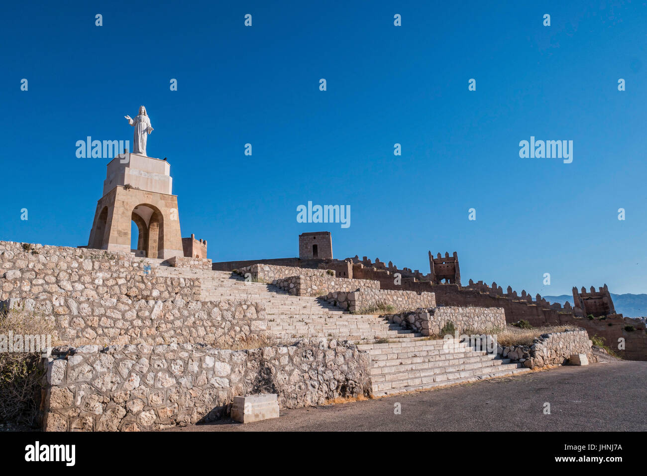 Statue des Heiligsten Herzens Jesu, befindet sich am oberen Rand der Cerro de San Cristobal entlang der Mauern der Festung, gebaut aus weißem Marmor, Almeria, Stockfoto