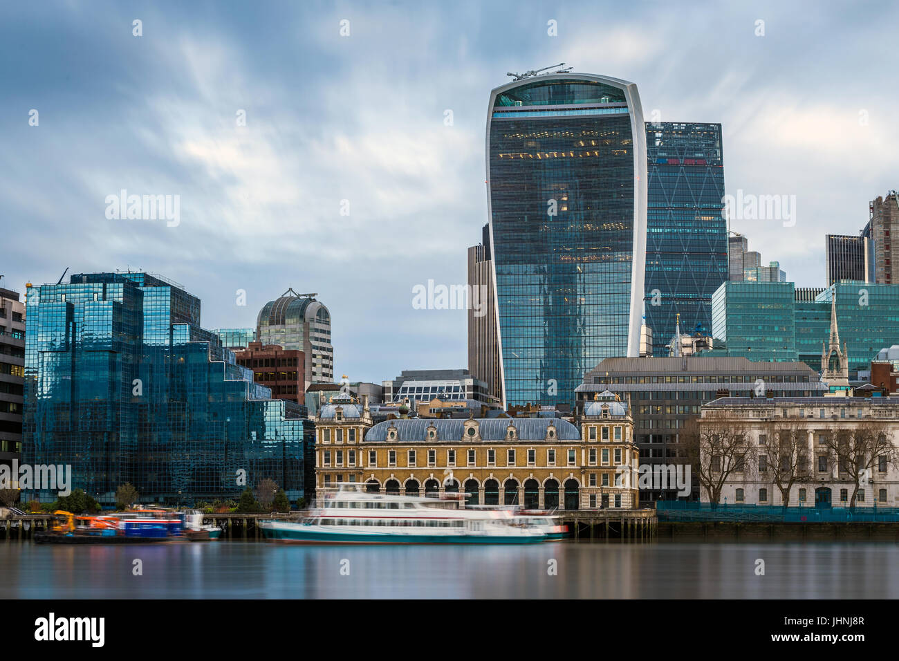 London, England - Panorama Skyline Blick auf die berühmten Bankenviertel Londons mit Wolkenkratzern, Boote und blauer Himmel Stockfoto