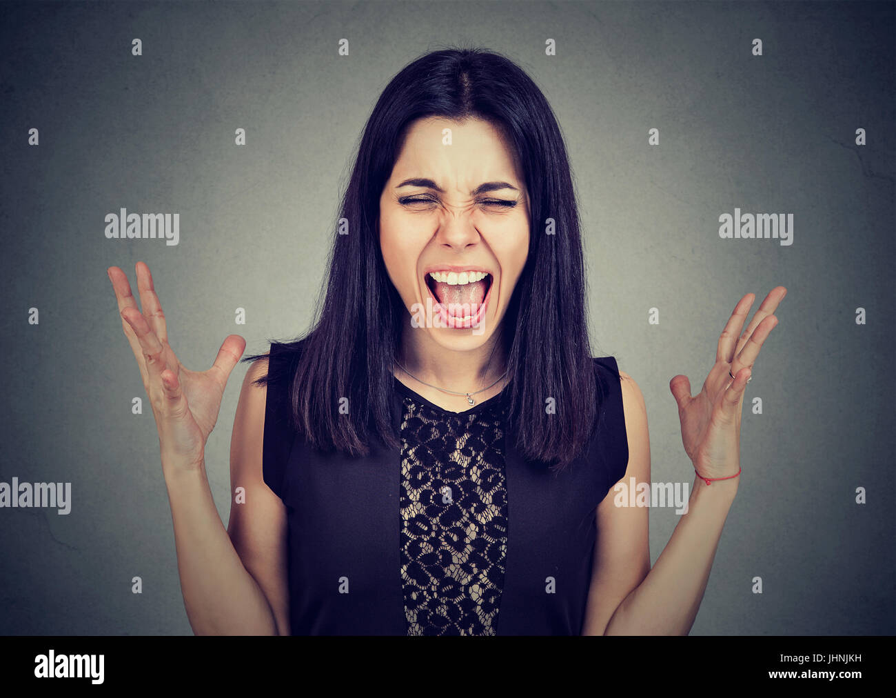 Portrait zornige junge Frau schreien Stockfoto
