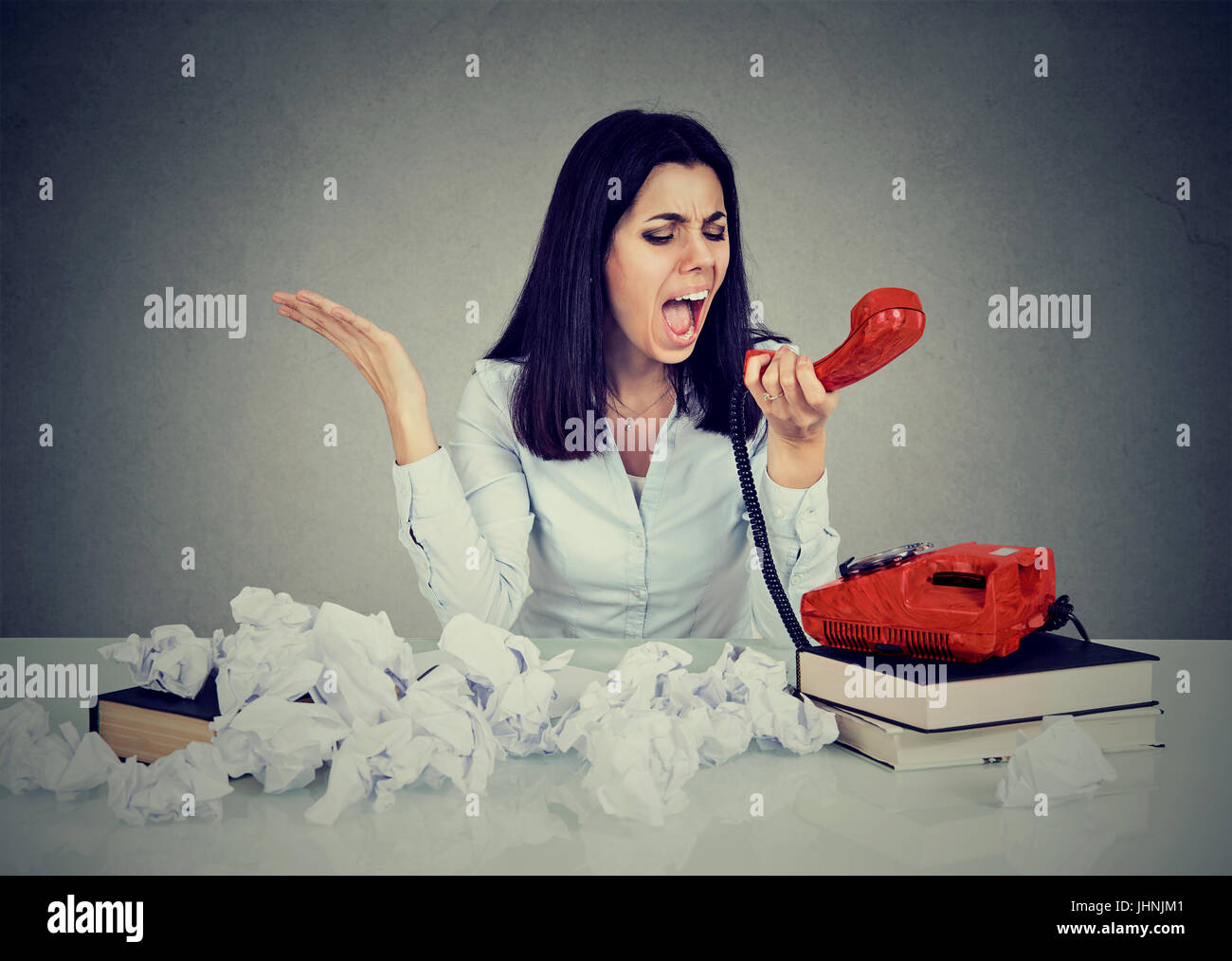 wütend Geschäftsfrau sprechen am Telefon frustriert schreien Stockfoto