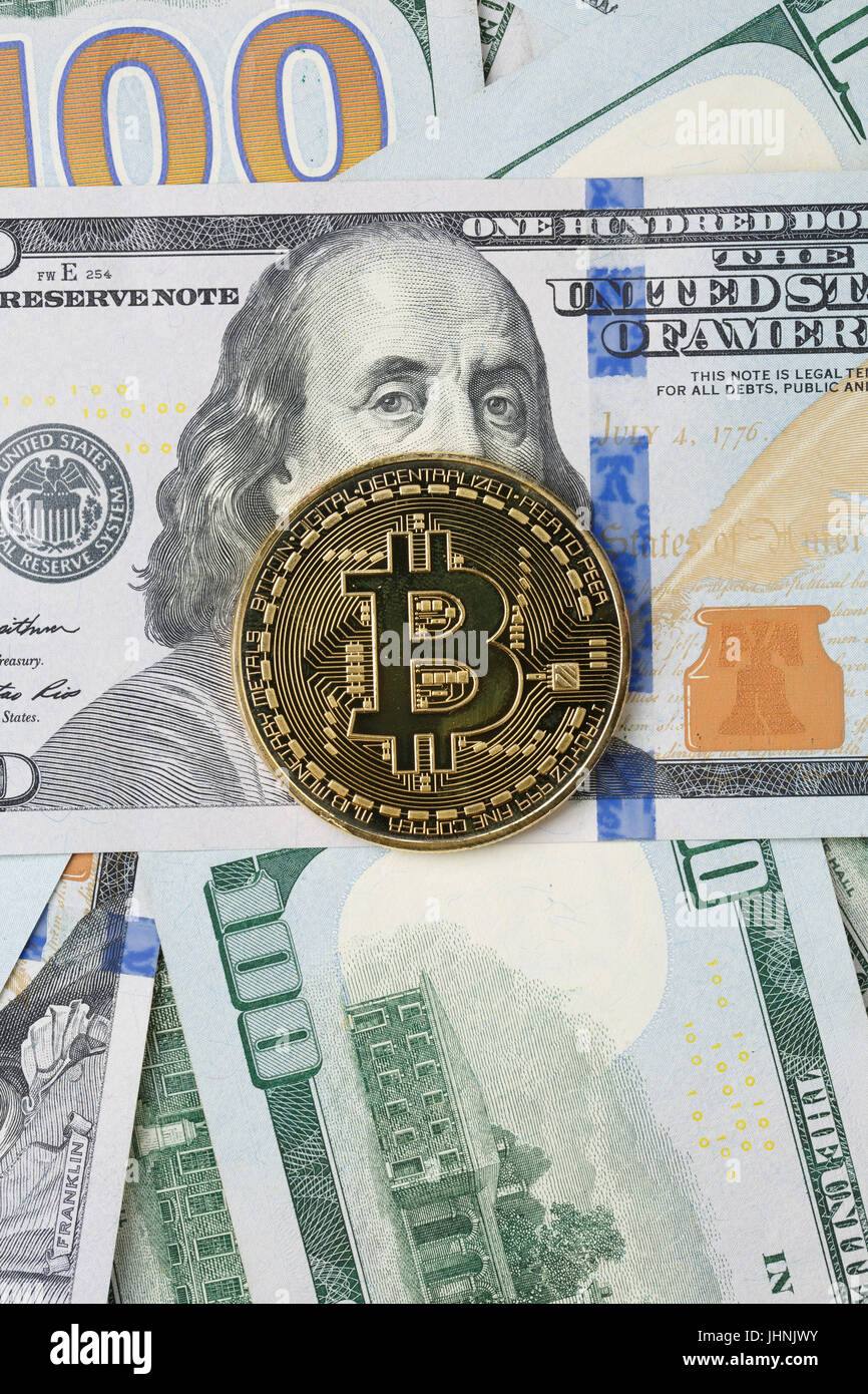 Foto von US-Dollar mit goldenen bitcoin Stockfoto