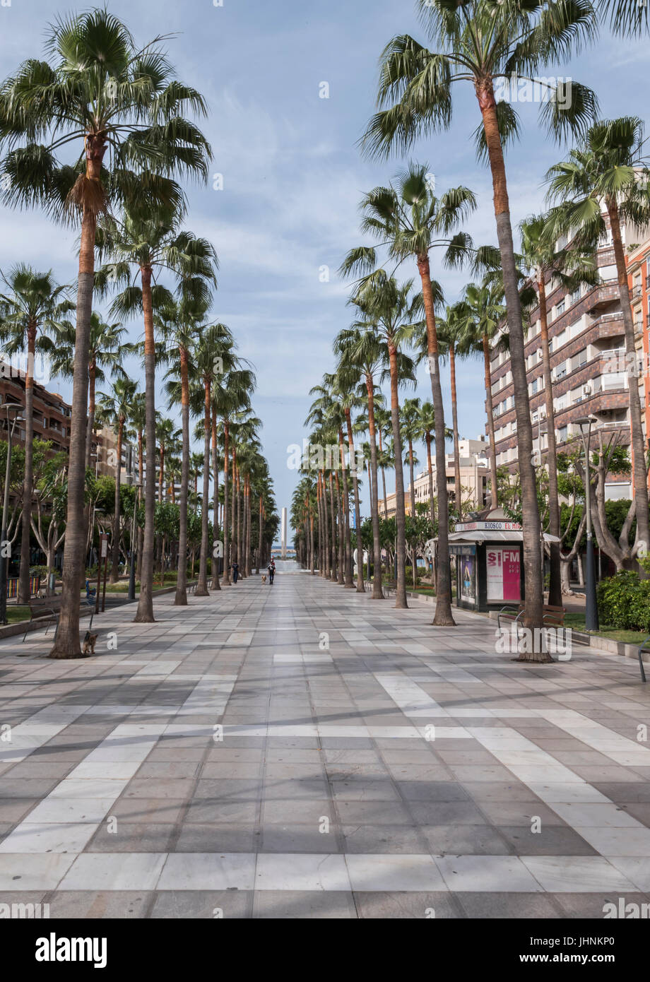 Die Rambla von Belen, verläuft zwischen der Puerta de Purchena und Plaza Emilio Perez wo Sie, Almeria, Andalusien, Spanien einsteigen Stockfoto