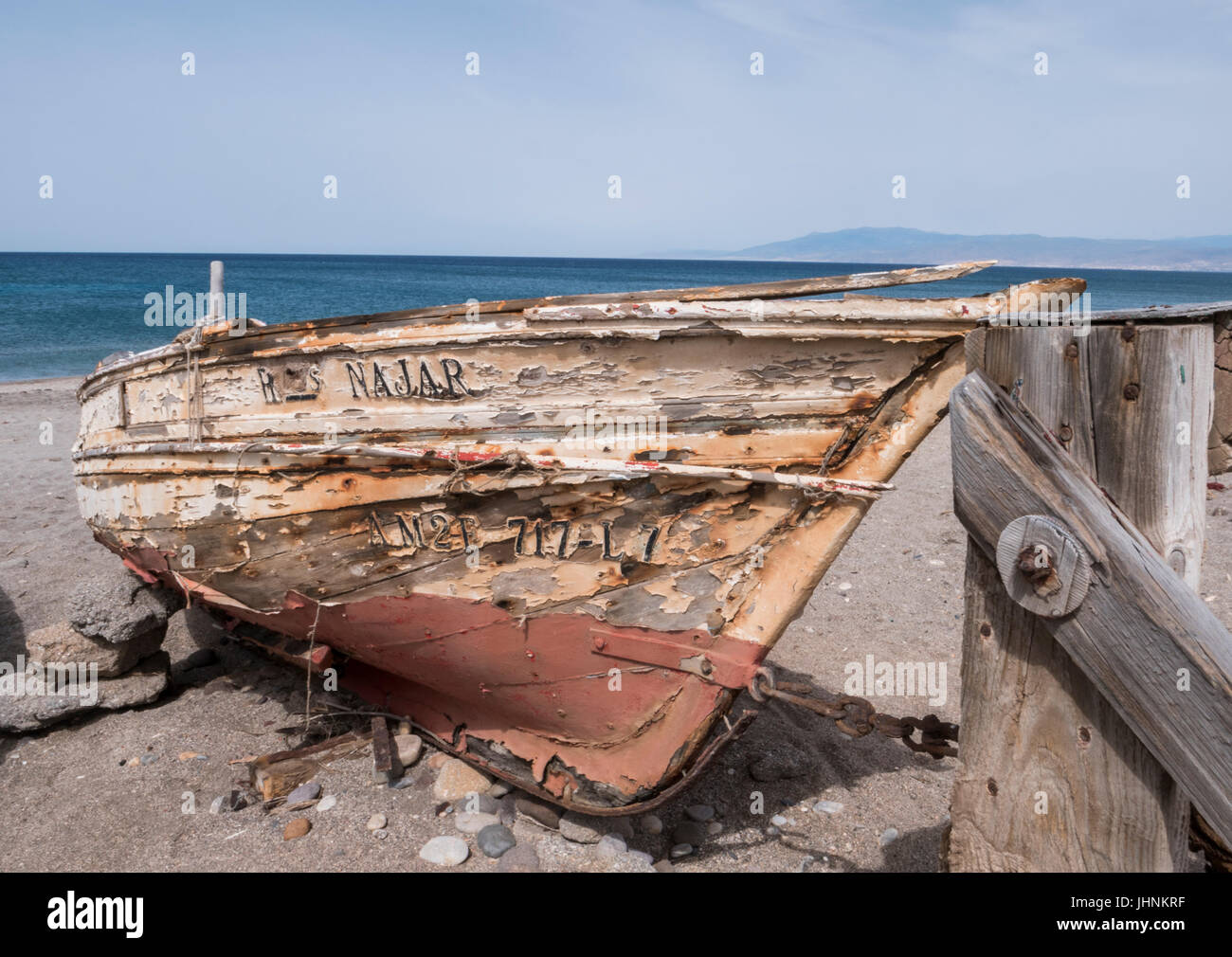 Angelboot/Fischerboot aufgegeben am Strand namens "Las Salinas" in der natürlichen Park Cabo de Gata, Almeria, Andalusien, Spanien Stockfoto