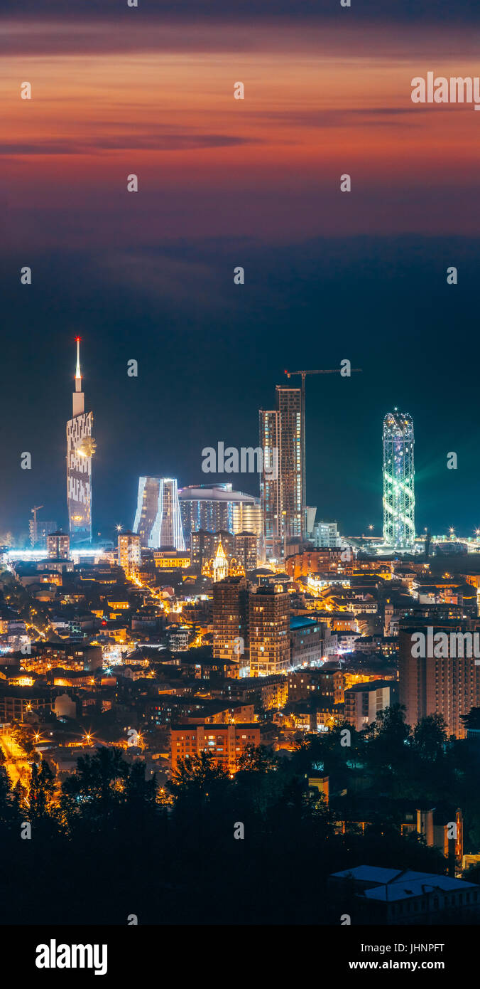 Batumi, Adscharien, Georgia. Schönen Blick auf urbane Stadtbild bei Sonnenuntergang. Stadt am Abend blaue Stunde Zeit. Stadt In der Nacht Leuchten Beleuchtung Stockfoto
