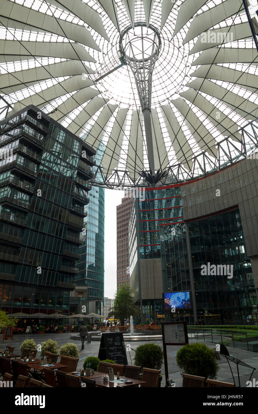 Das Sony-Center, Gebäude, einen modernen Komplex befindet sich am Potsdamer Platz in Berlin, Deutschland. Freuen Sie sich auf Sonys Deutsch Stockfoto