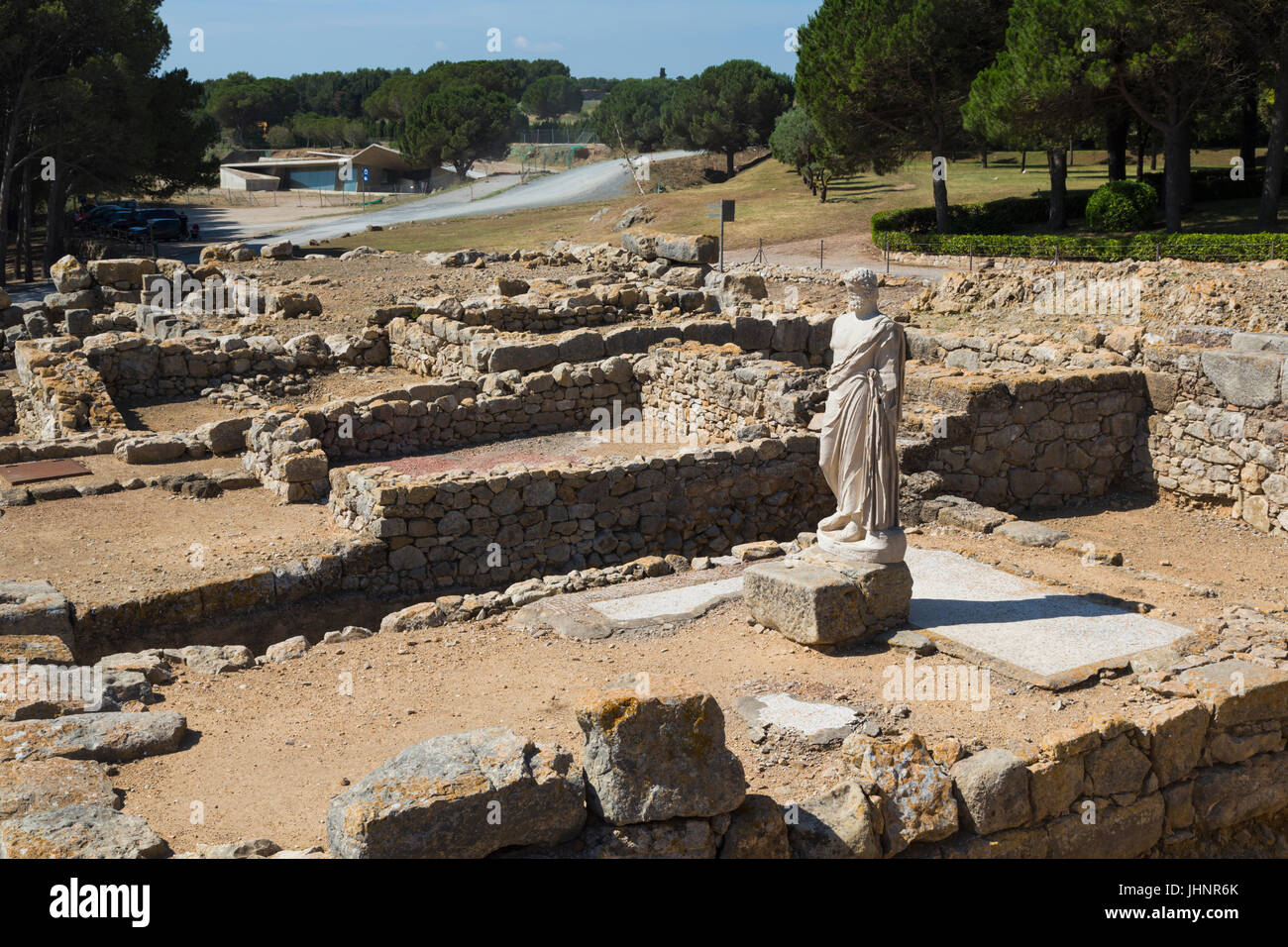 Empuries auch bekannt als Ampurias, Provinz Girona, Katalonien, Spanien.  Kopie einer dritten Jahrhundert vor Christus-Statue gefunden vor Ort von dem Gott der Medizin, Asklepios Stockfoto