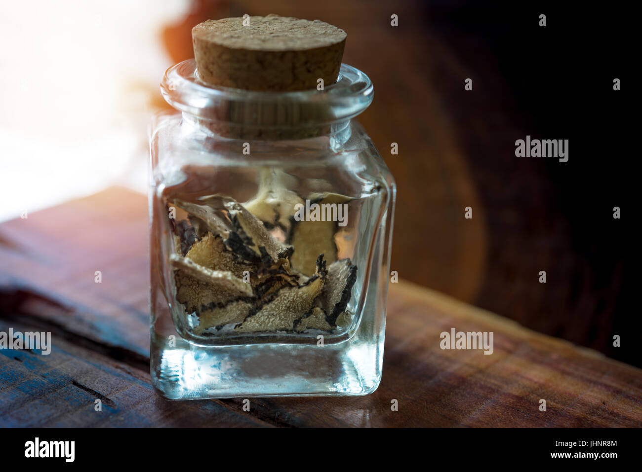 Trocknen von Glas Pilz Trüffelscheiben Stockfoto