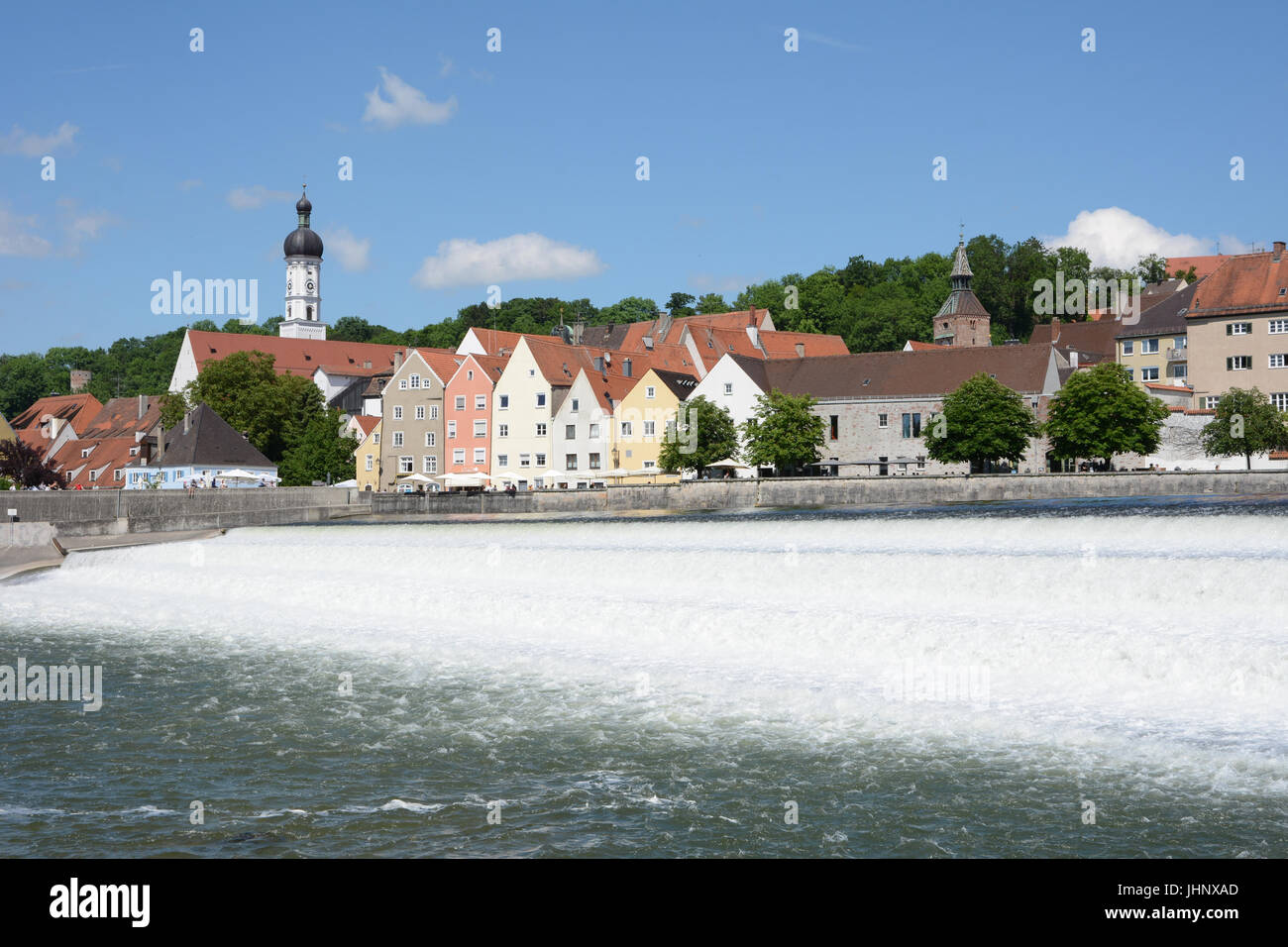 LANDSBERG AM LECH, Deutschland - Juni 10: Der Fluss Lech an der historischen Stadt Landsberg am Lech, Deutschland am 10. Juni 2017. Landsberg liegt auf der Stockfoto