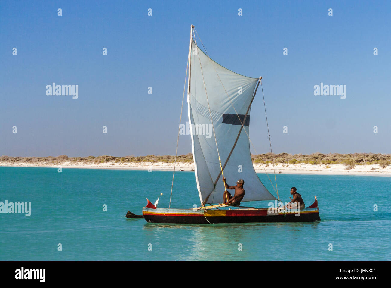 Vezo Schiffer auf ihre Ausleger-Kanu in der Ambatomilo-Lagune im südwestlichen Madagaskar am 23. Oktober 2016 Stockfoto